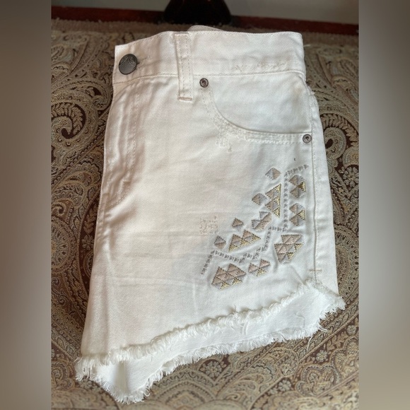 Free People Distressed White Denim Cut Off Geometric Aztec Pattern Jean Shorts - Picture 5 of 5